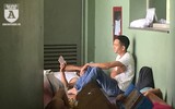[ẢNH] Người nhà bệnh nhân vạ vật tìm cách tránh nắng nóng kinh người